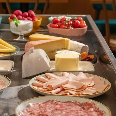 Novotel Arenas Aeroport 4*