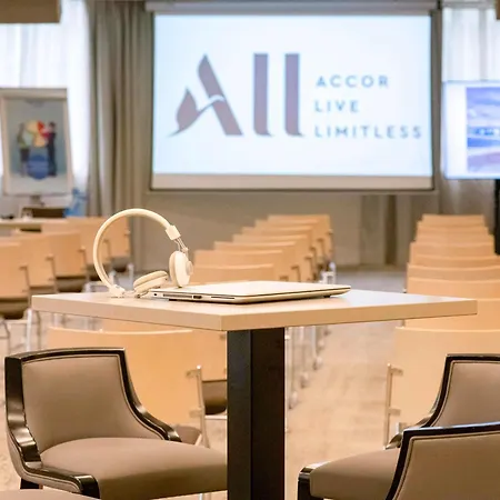 노보텔 아레나스 아에로포르트 4*