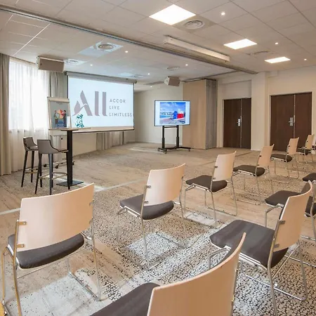 Hotel Novotel Arenas Aeroport 4*
