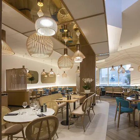 Novotel Arenas Aeroport Отель