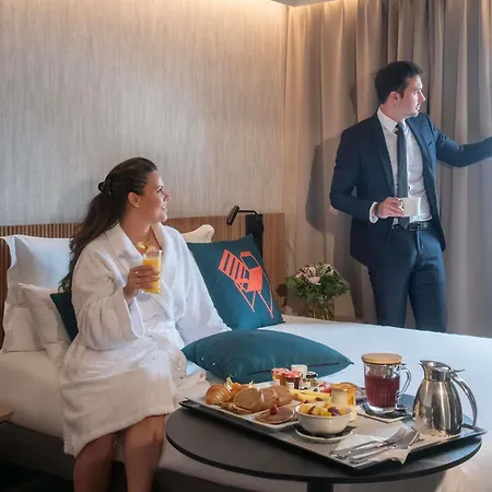 Hotel Novotel Arenas Aeroport 4*