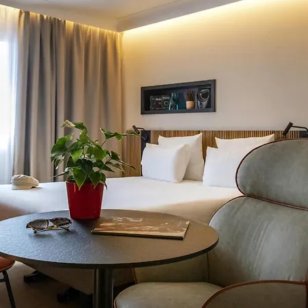 Отель Novotel Arenas Aeroport