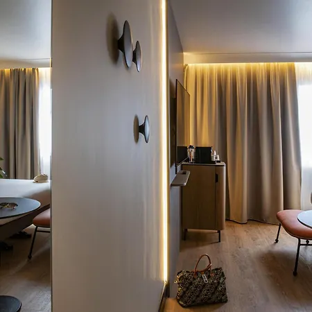 Novotel Arenas Aeroport 4*