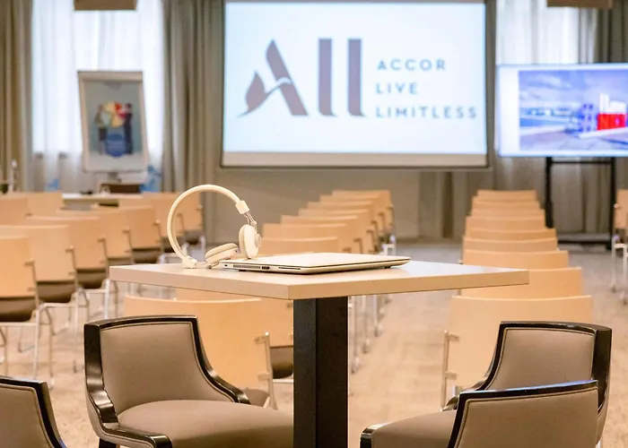 Novotel Arenas Aeroport 4*
